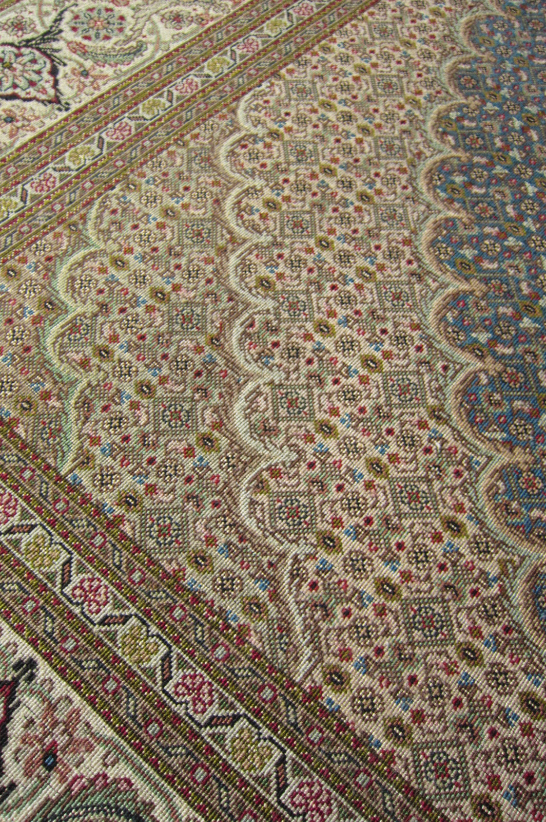 タブリーズ産カーペット (196×151cm)