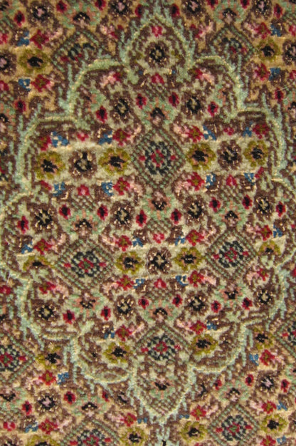 タブリーズ産カーペット (196×151cm)