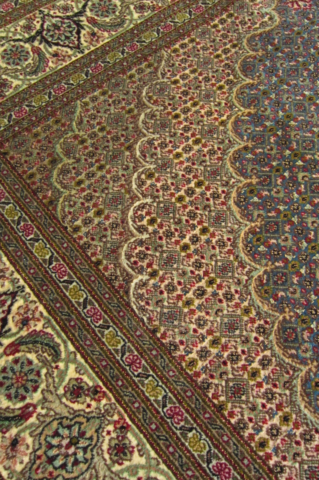 タブリーズ産カーペット (196×151cm)