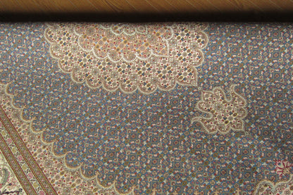 タブリーズ産カーペット (196×151cm)