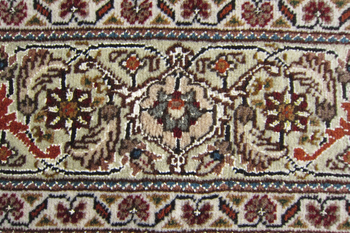 タブリーズ産カーペット (204×150cm)
