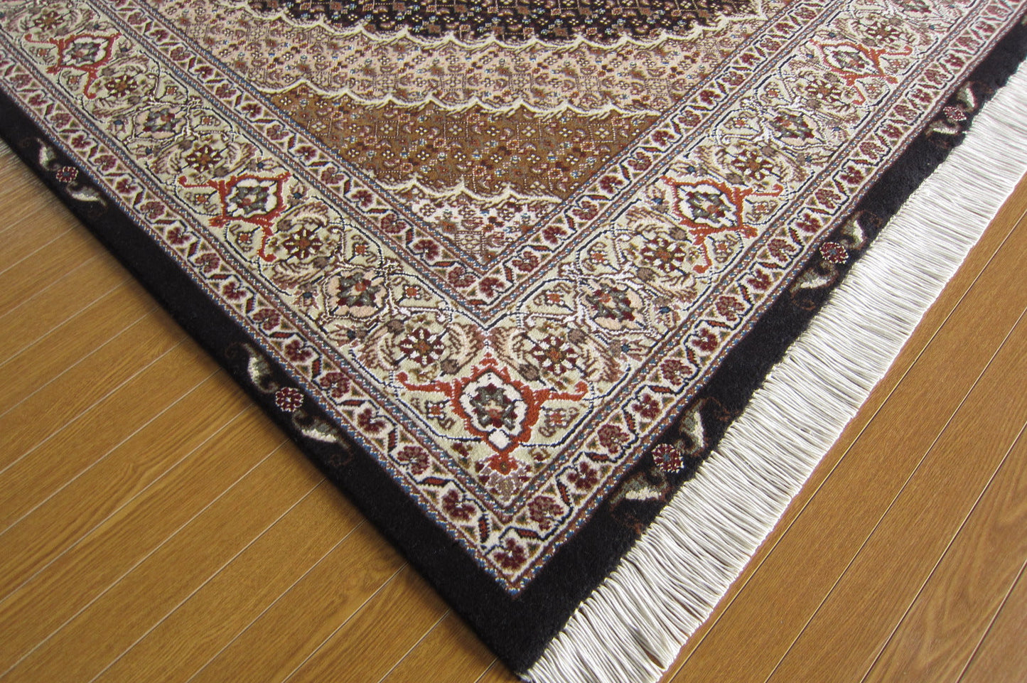 タブリーズ産カーペット (204×150cm)