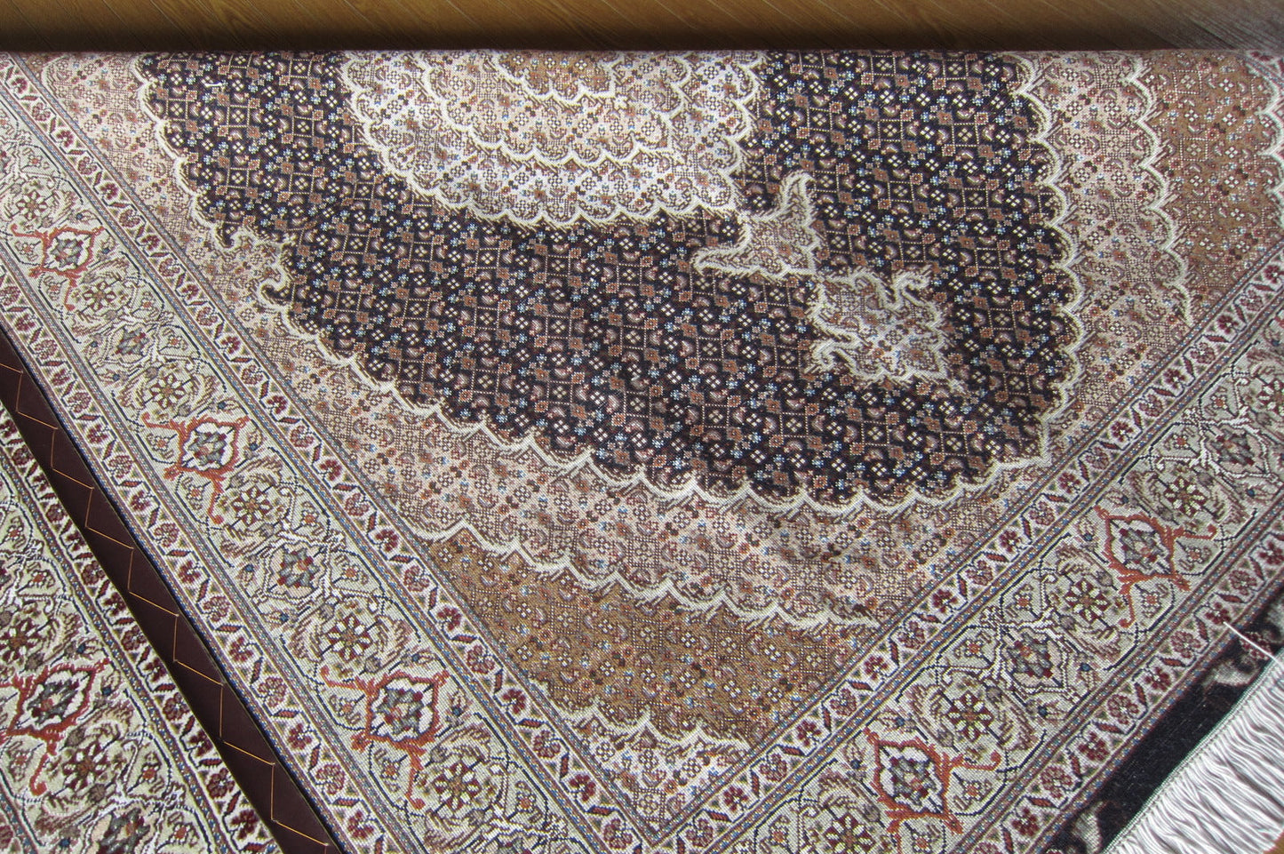 タブリーズ産カーペット (203×150cm)