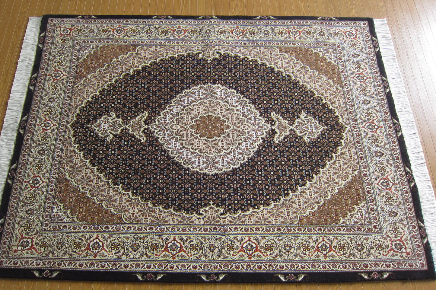 タブリーズ産カーペット (203×150cm)